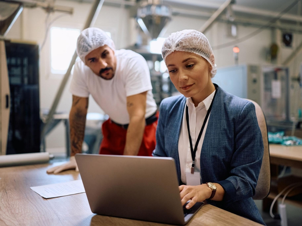 Equipa de marketing a analisar resultados e oportunidades